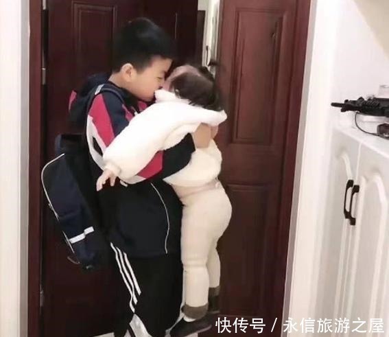 家长们|妹妹为迎接哥哥放学，拿出了最高规格待遇，网友二胎生对了