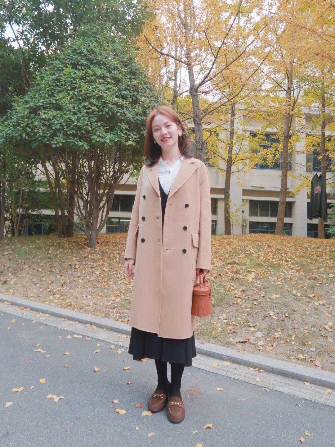 大地色|一般有品位的女人,都会选择三种颜色大衣,显年轻又有高级感