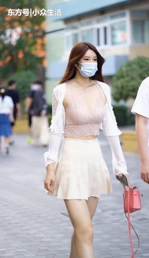 街拍这么学院风的纯白A字裙,看一个背影都难以忘怀