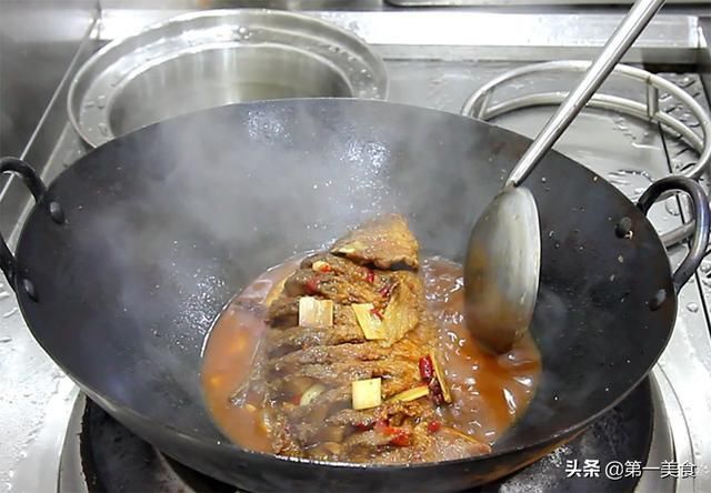 鲜嫩|家常红烧鱼很多人都不会做，厨师长教你小技巧，鲜嫩多汁，外皮酥