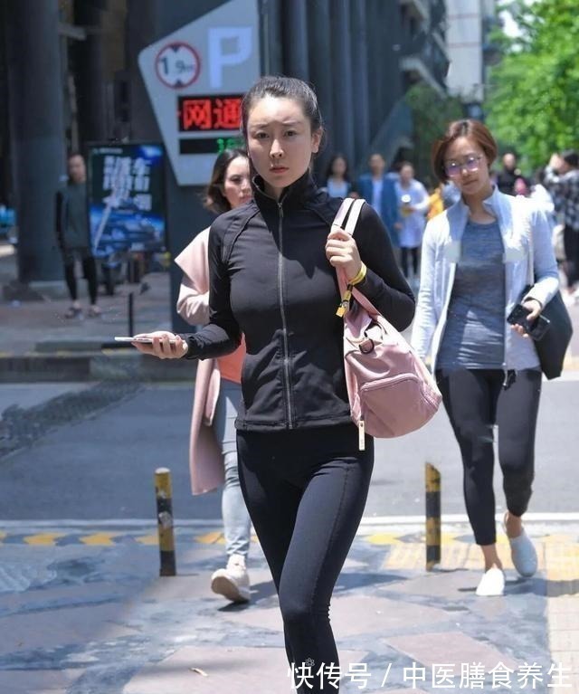 衬衫搭配 打底裤是懒人出门快速穿搭服饰,使人感到眼前一亮,气场全开!