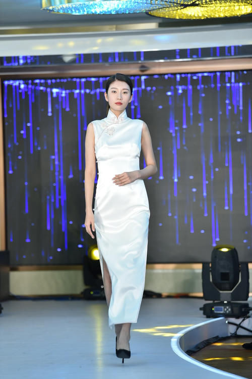  针绣|数万针绣一个“潮”字，71岁绣师在黄浦江游船上秀绝活