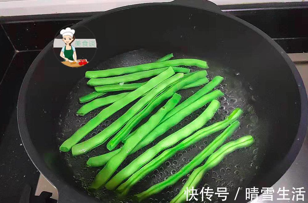 鲜香|夏天韭菜芹菜靠边站，此菜2块一斤，消暑清口，切碎蒸包子特美味