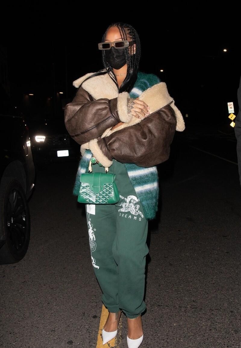 包包 谁说圣诞只能穿红色? 圣诞树的颜色见过没? 绿+棕的搭配也超时髦