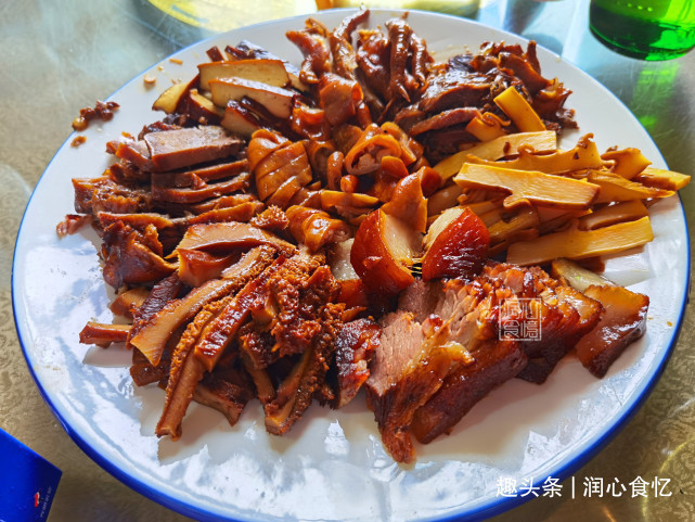 五一假期，4姐弟一大家子聚餐，15分钟上一道菜，菜没上完人走了