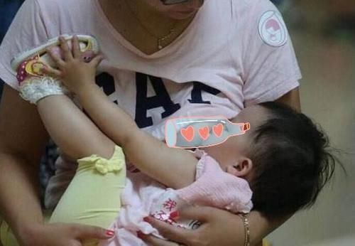 带娃|宝妈在公交车上给娃喂奶,旁边一男子的善意举动,赢得全车人点赞