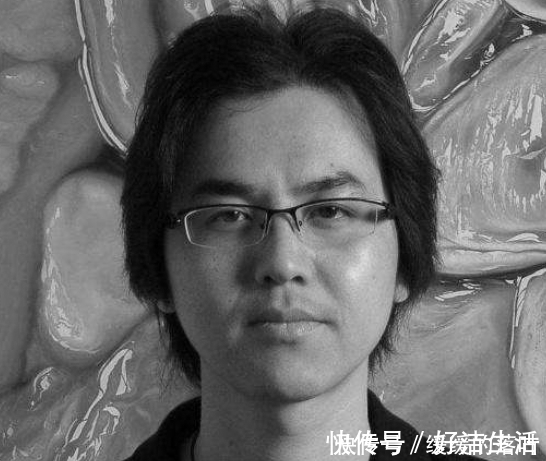 高价#80后画家画一颗“烂草莓”,卖出20万高价,专家:你放大细看