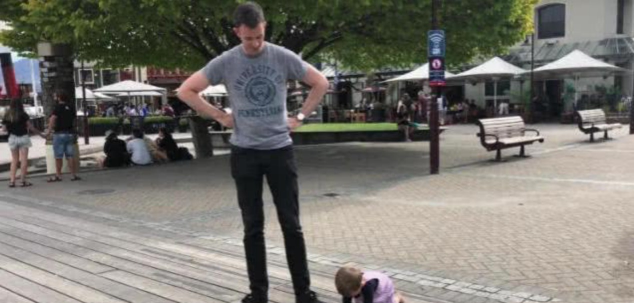 高颜值"长腿"爸爸,遛娃照一夜"走红",网友:妈妈好福气