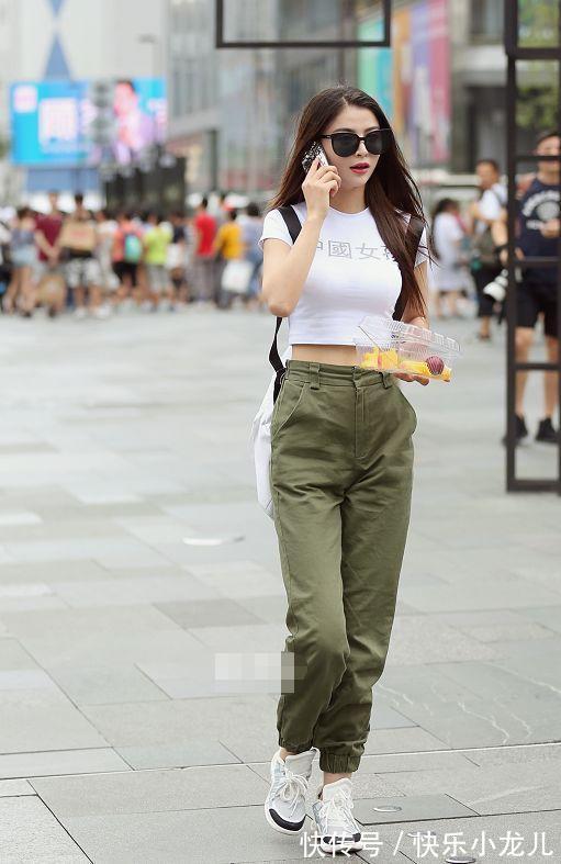 上衣 小姐姐身穿一件白色v领的吊带,看上去很有时尚感