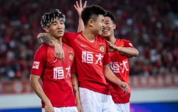 杨立瑜|上午8点!中超国脚最新决定引爆争议,球迷痛骂:你们配拿百万年薪吗