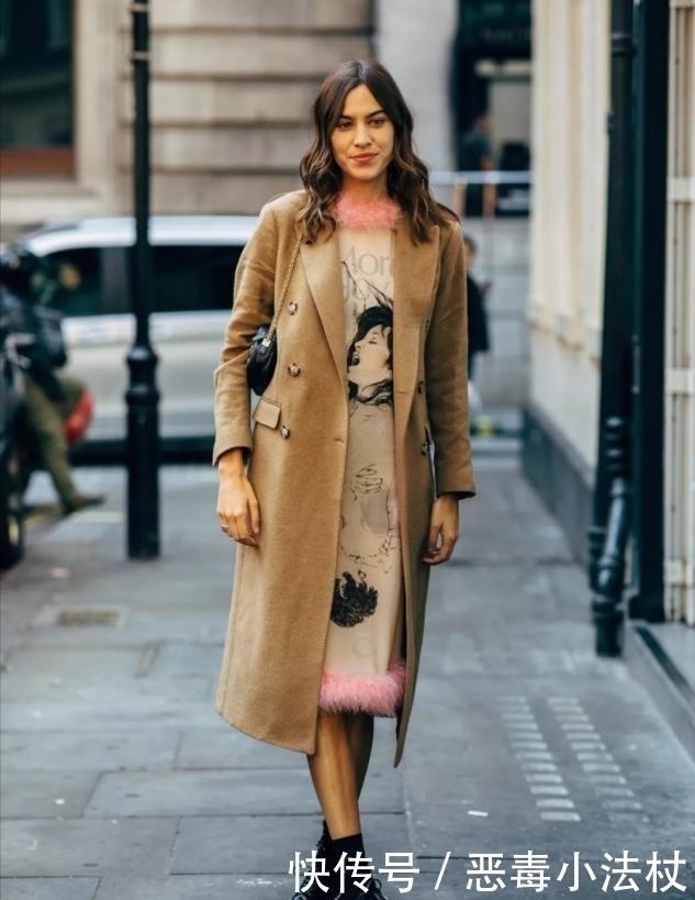 配色|不懂驼色怎么穿出高级?它的最美“配色”在此,优雅时髦精最爱