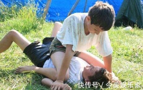 老师|“妈,俺被打了,能打回去吗”两个妈妈的回答,已改变孩子人生