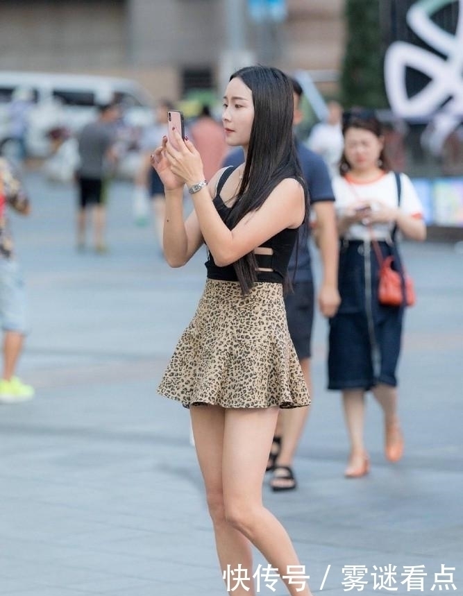 紧身裤|街拍：丰满性感的紧身打底裤美女，绽放出美女不一样的魅力！