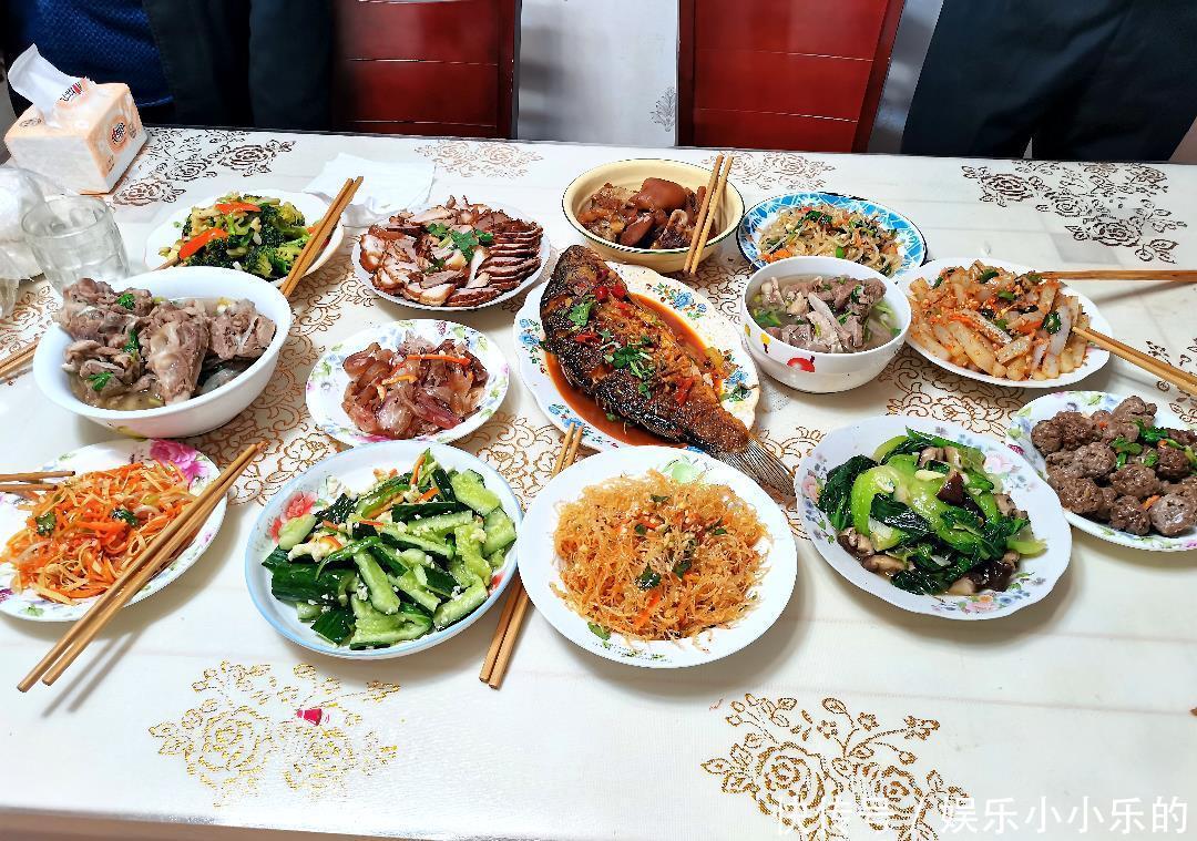 晒北方三线城市的年夜饭,9口人13道菜,网友:一看就是北方人