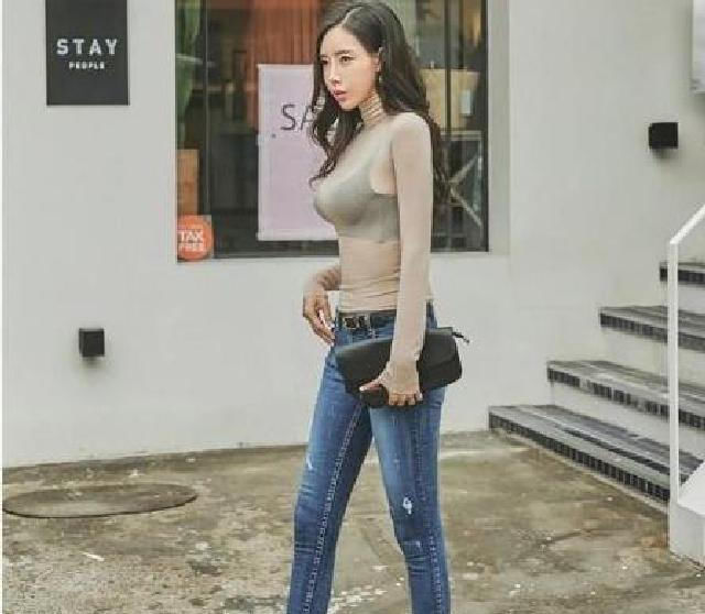 穿牛仔裤魅力动人,尽显气质之美,舒适修身展现经典时尚