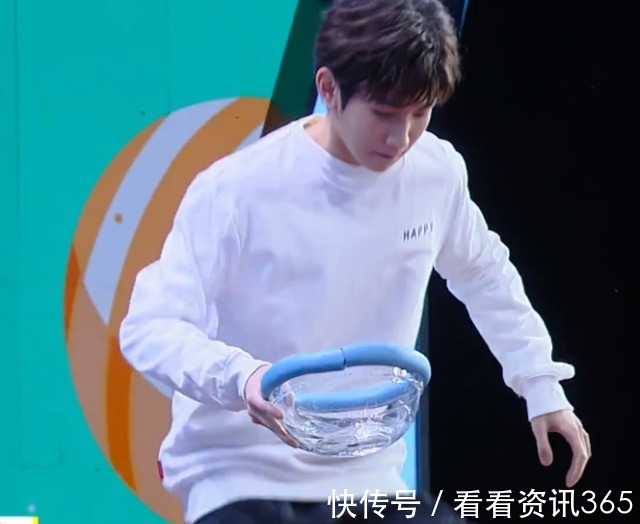 痘痘|王源近鏡頭臉上痘痘擋不住,《快本》節目組特殊處理,不如不做