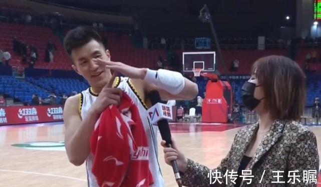 |大胜很开心!郭艾伦冲观众摇手指+搞笑采访:太帅了让我很困扰!