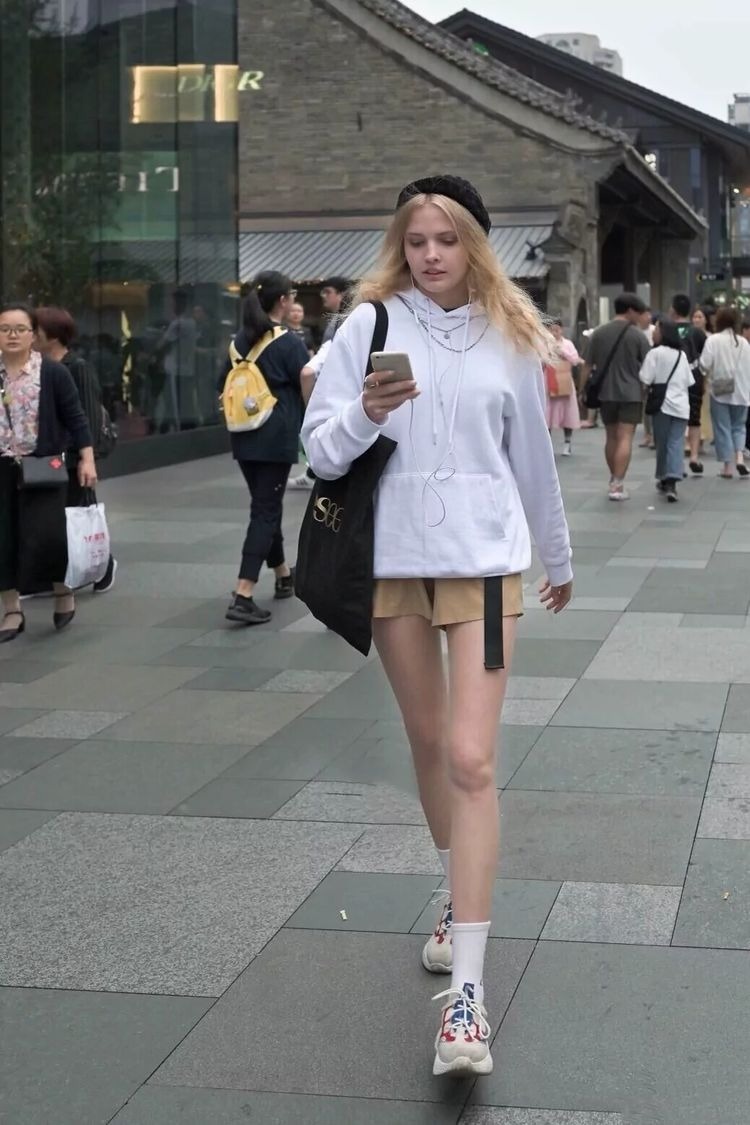 街拍：时尚靓丽的美女，高挑纤细的身材让人羡慕不已