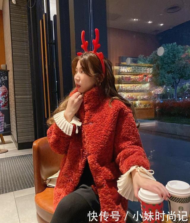 新年必备的红色大衣配什么下装? 今年流行这样搭配, 洋气时髦!