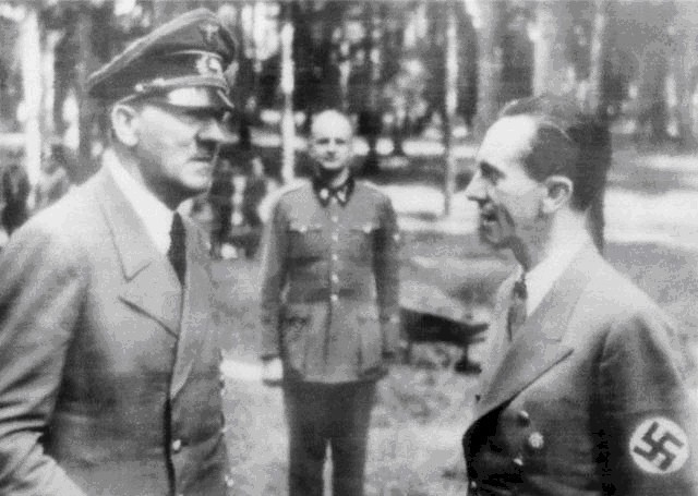 时代|75年前的今天希特勒开枪自杀，结束了战争，种族灭绝和破坏的时代