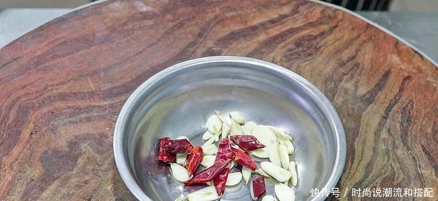  食材|炒花菜很多人都做错了，大厨教你正确做法，看饭店里面是怎么做的