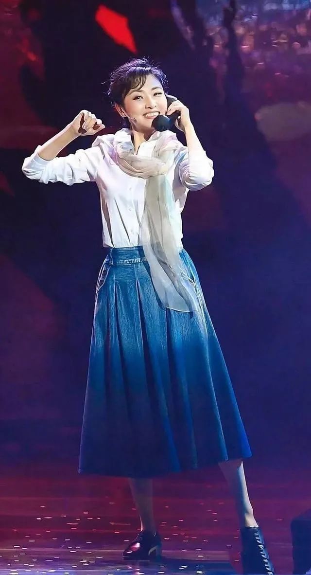 连续主持16届春晚,拿遍主持界所有奖项,她为何这么牛?