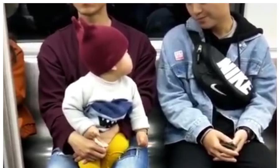 哥哥|宝宝坐地铁时一直与邻座的小哥哥互动,接下来的画面,爸爸不淡定