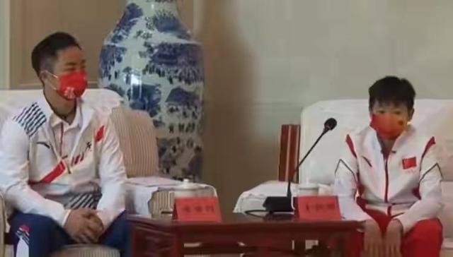 范儿|全红婵获领导接见显紧张,眼睛盯着地愣神,岔开腿讲话挺有范儿