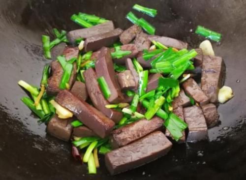  补血|韭菜和它是绝配，等于天然“补血菜”，补血补铁，脸色更红润