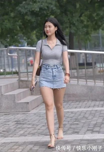 针织短袖 灰色针织短袖搭配牛仔半身裙清爽又时尚,这样的穿搭值得借鉴吗?
