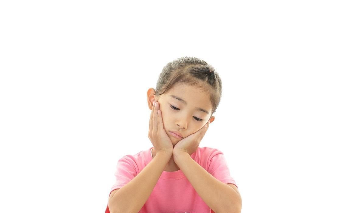 小奇|孩子偷了家里钱,两个爸爸不同的处理方式,给了孩子不同的未来