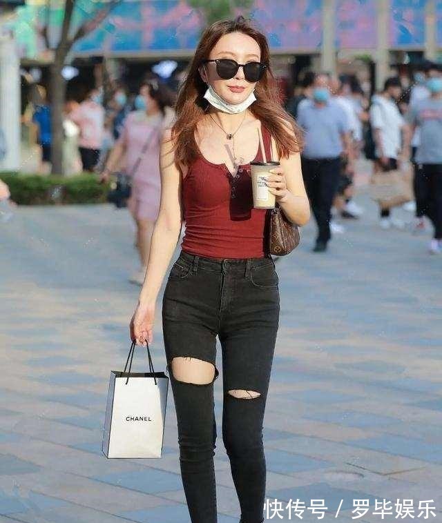 蓝色 美女穿着透明高跟凉鞋,非常有吸引力,走在大街上就是一道风景线