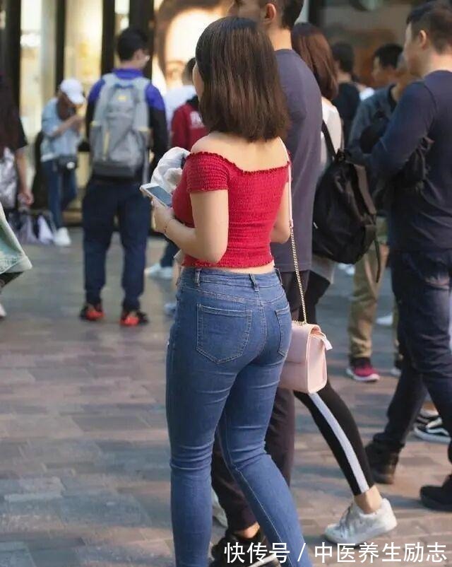 灰色 印花条纹长袖t恤搭配黑色短紧身打底裤，让人舒适，让女人温柔！