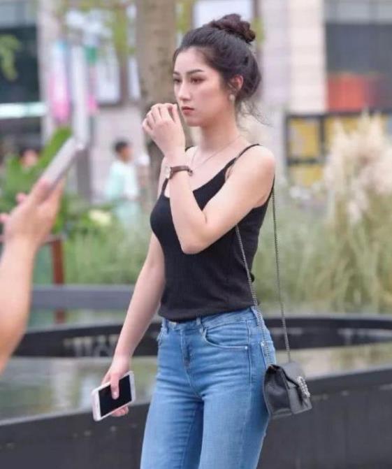 街拍:头戴酷酷的太阳镜美女,短袖搭配休闲裤,凸显清新细腻的女人味