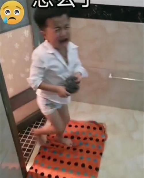 3岁儿子帮爸爸搓澡被拒绝，看清娃手上的东西后，网友：来报仇的