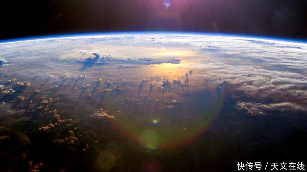 如果地球上所有人都同时坐在海洋里,海平面会上升多少?