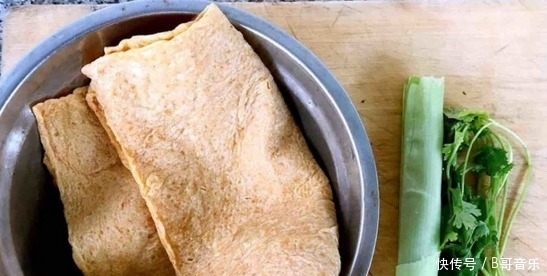 晚上|晚上来一盘这样的凉拌菜,就着它都能吃三碗饭,成本还不贵