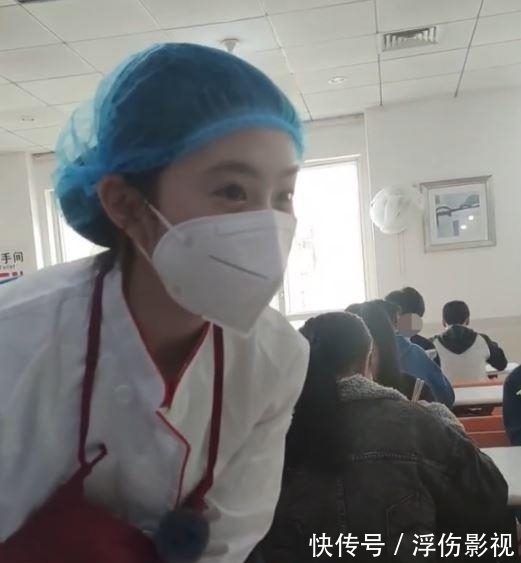 刘浩存在食堂擦桌子、扫地，体验清洁工的工作