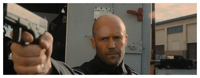 杰森·斯坦森在《人之怒》中炫耀自己的万国表飞行员双计时码表