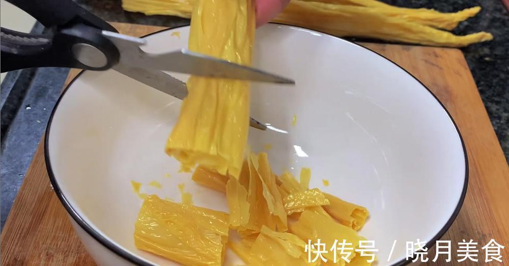 嚓嚓嚓|腐竹最忌直接用清水泡,买菜大姐教我一招,泡得又快又软、无硬芯