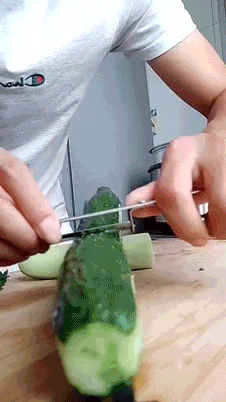 |搞笑GIF段子:妹子,但凡平时多吃一点米饭,也不至于被风吹走了