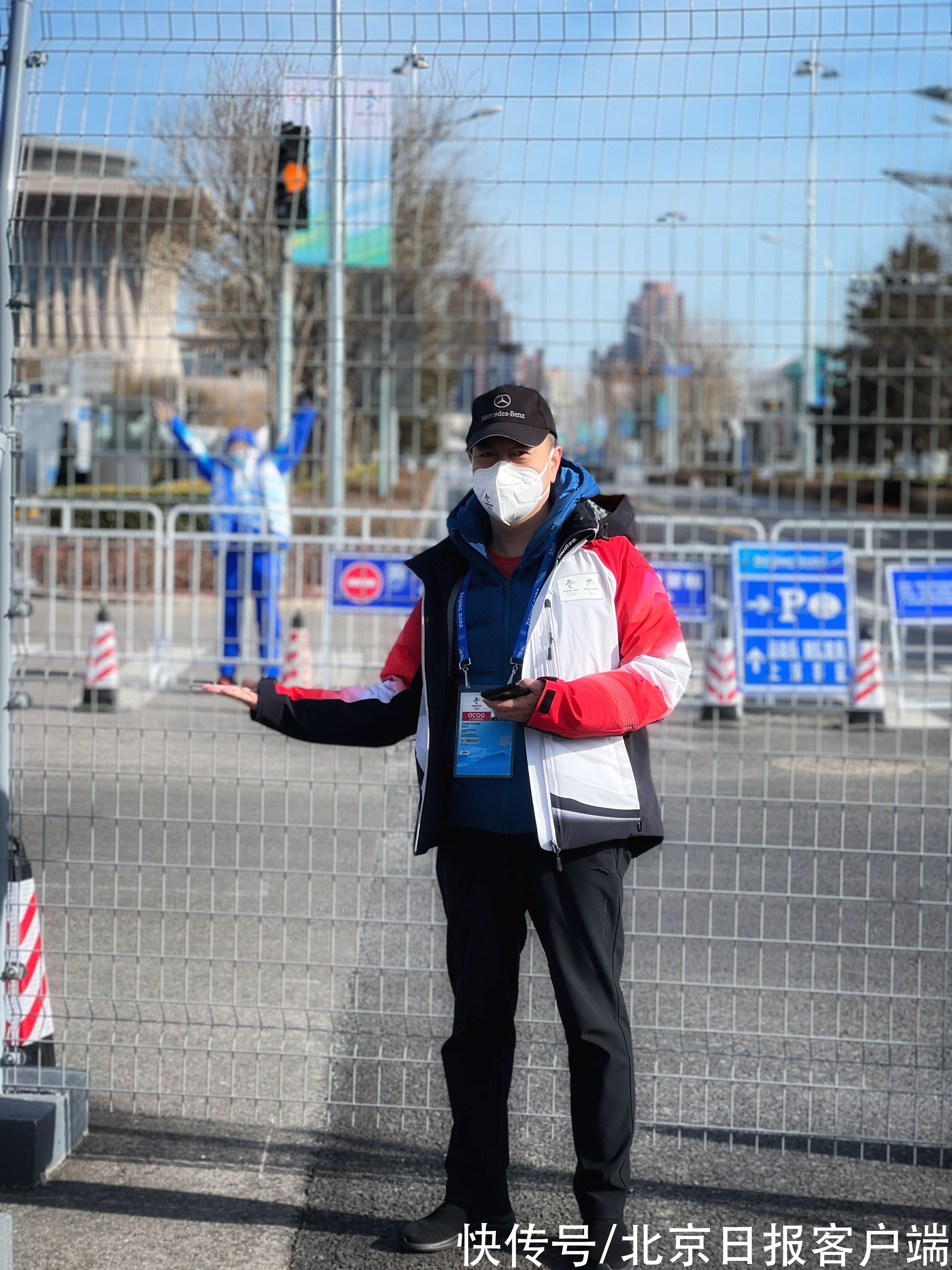 招手|隔街喊话、监控内“相见”，冬奥志愿者一家元宵节“隔空”团圆