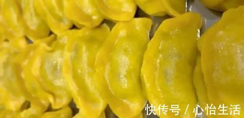 酸菜|正宗的东北酸菜馅饺子,酸菜中放上“它”一起拌,好吃停不下来!