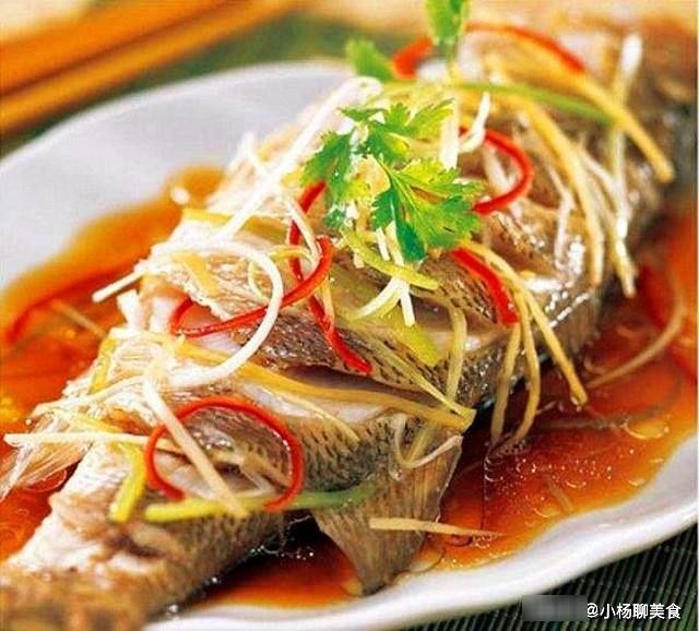 蒸鲈鱼时,怎样保持原汁原味呢?来学学这道菜吧!