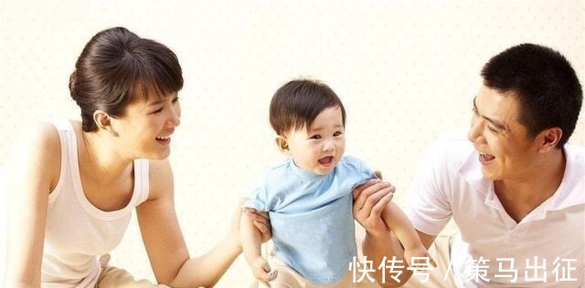 爸们|佛系爸爸“挎包式背娃”火了,网友没危险时爸爸是最大危险