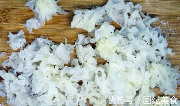 银耳|天热多喝银耳汤，煮银耳汤时，多做这2步，软糯黏稠，出胶快又多