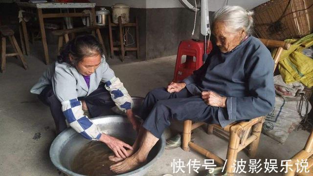 婆婆|“奶奶为什么不上桌吃饭”6岁孩子问,妈妈的回答让老人落泪