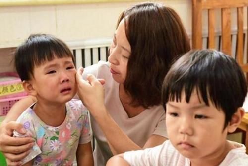 家庭|有种“可怕”叫一人带俩娃,二胎妈妈到底多心酸,4张图一目了然