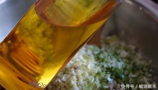 第一次用它来包饺子,超乎想象的好吃,皮薄大馅,个顶个的鲜