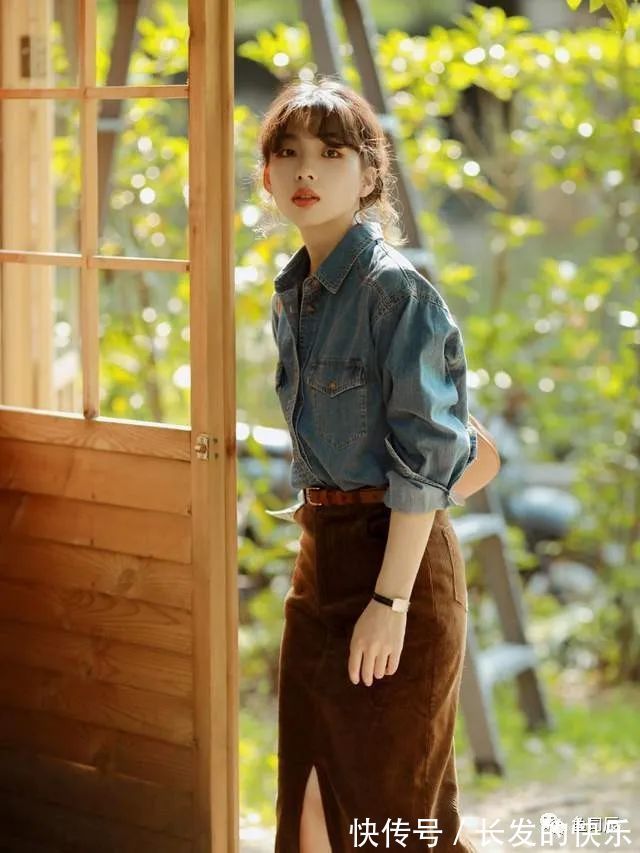 包包 秋冬的复古穿搭指南，身穿衬衫＋棕色半身裙，复古高级又时髦！